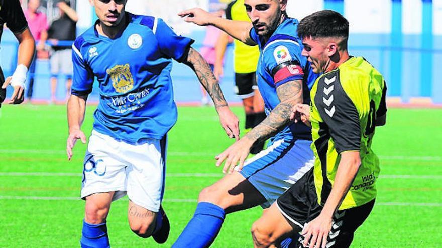 El capitán  marinista Saavedra se va del jugador del filial Adrián llanos.