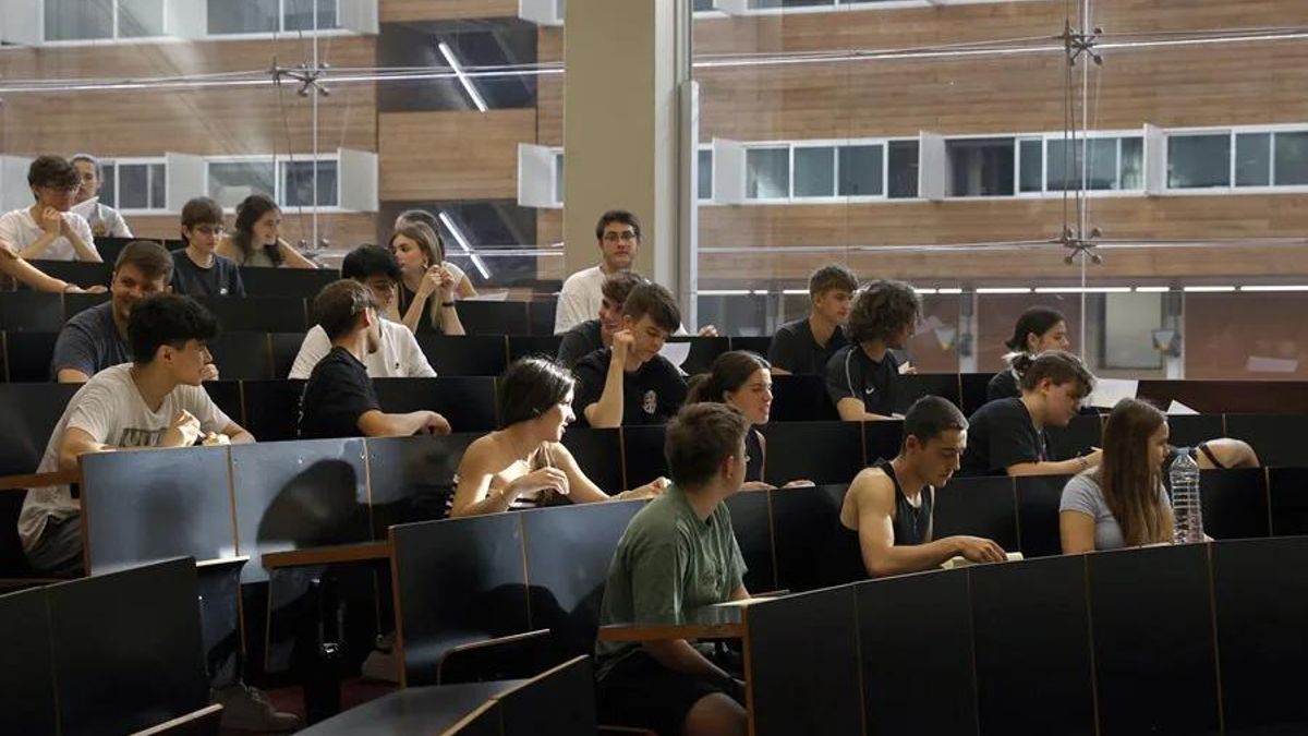 Las universidades madrileñas muestran como orientación académica las notas de corte para acceder a sus grados del curso anterior.