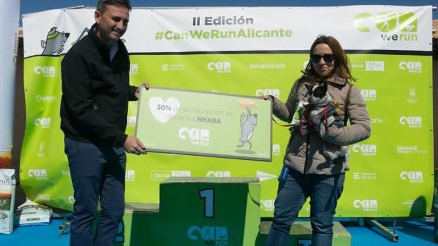 César Sánchez, presidente de la Diputación de Alicante entrega el cheque a la asociación NHARA.