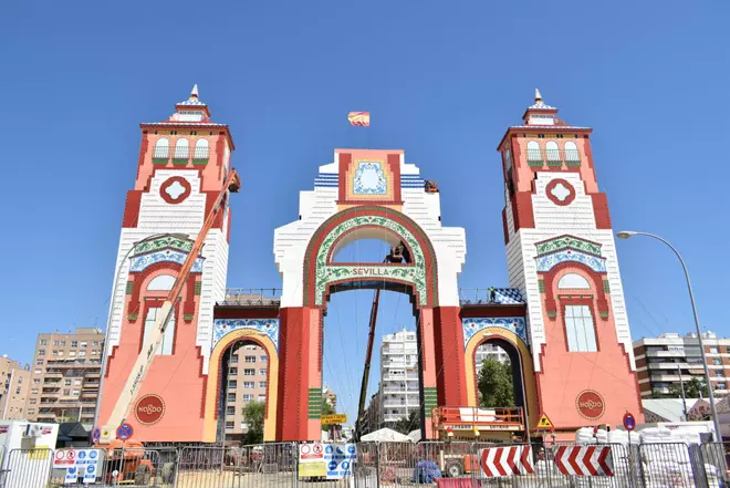 Fotogalería | Asi se encuentra la portada de la Feria de Abril 2025