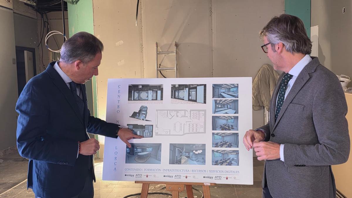 Gil y Marín contemplan los planos del centro.