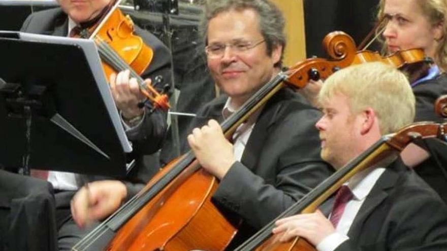 Juan Carlos Cadenas, en el centro de la imagen, durante una de sus interpretaciones con la Orquesta Sinfónica del Principado.