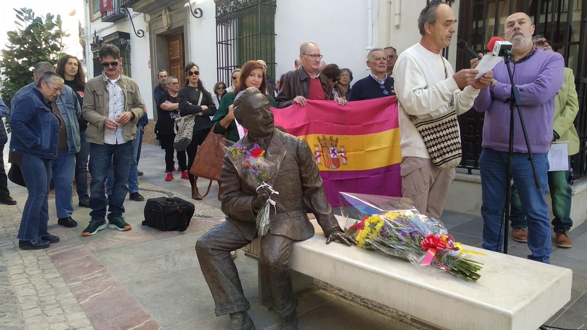 Participantes en el homenaje a las puertas de la casa natal de Niceto Alcalá-Zamora.