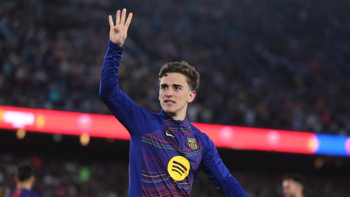 Gavi, al estilo Piqué: los cuatro dedos a la grada para animar la goleada contra el Espanyol