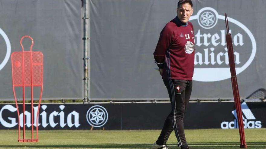 Eduardo Berizzo recorre pensativo el campo de entrenamiento de A Madroa durante la jornada de ayer. // Alba Villar