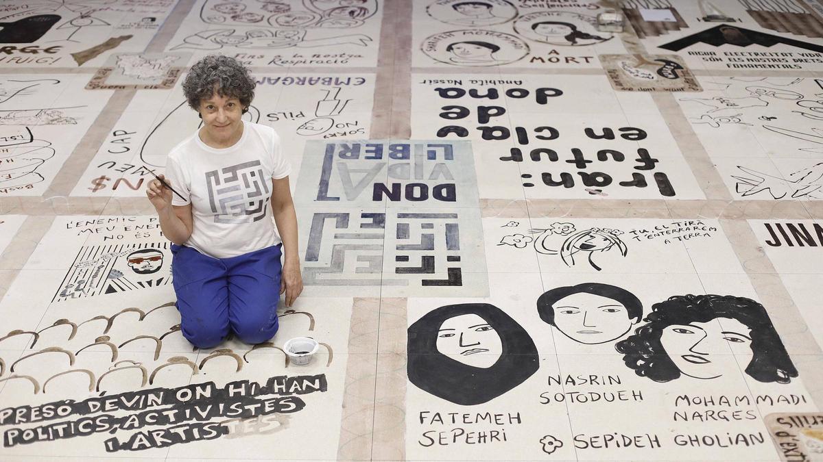 Tere Recarens, acabant d'enllestir la catifa al Bòlit de la Rambla, aquesta setmana.