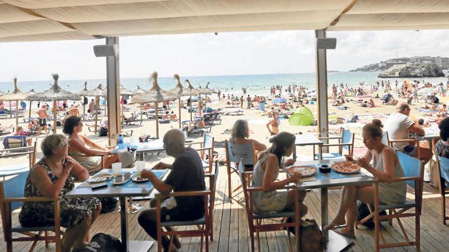 Turistas en la playa de Cala Major este verano.