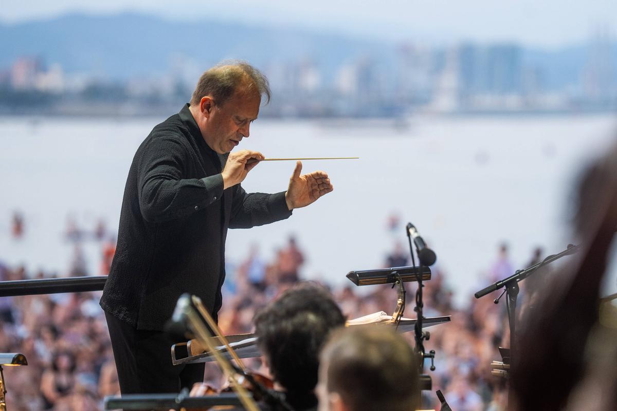 La Orquesta Sinfónica de Barcelona y Nacional de Cataluña (OBC), dirigida por Ludovic Morlot, presenta en una nueva edición de "Clàssica a la platja"