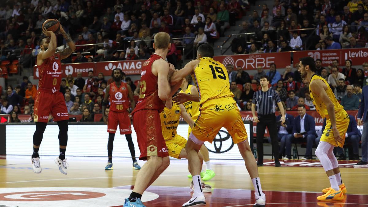 Hlinason y Shermadini pelean por la posición para el rebote tras el tiro de Wright durante el partido entre el Casademont y el Tenerife de la primera vuelta.