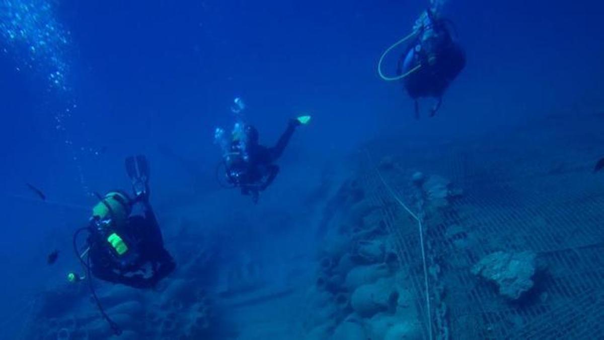 Varios submarinistas bucean sobre los restos del pecio Bou Ferrer, un navío romano que naufragó frente a la costa vilera, probablemente en el siglo I.