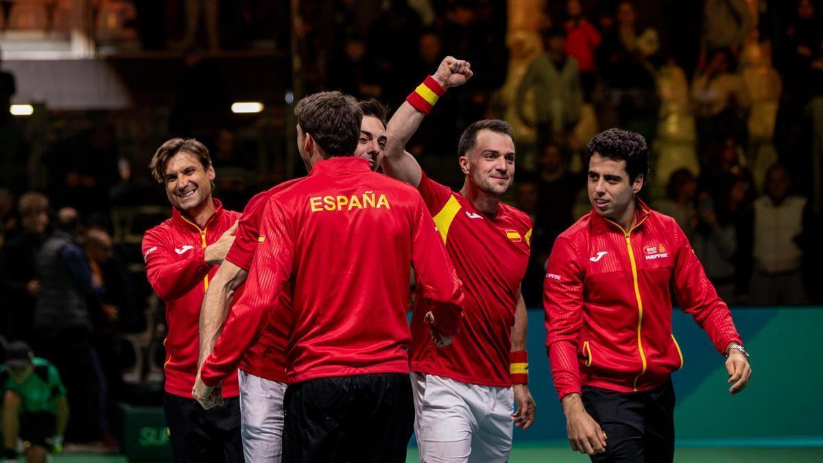 España celebra el pase a la final tras la victoria del dobles contra Alemania, Munar es el primero empezando por la derecha.
