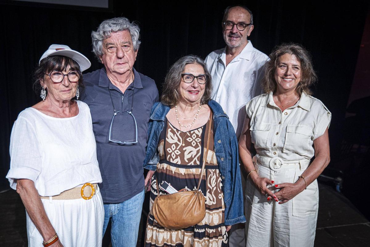 D'esquerra a dreta: Alba, Azucena i Violeta Fernández acompanyades d'un cosí (esquerra) i del periodista Fernando Malverde (dreta)