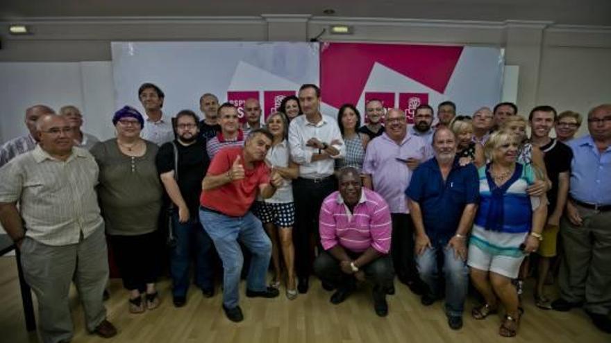 Carlos González presentó ayer su candidatura en la sede de la agrupación socialista local