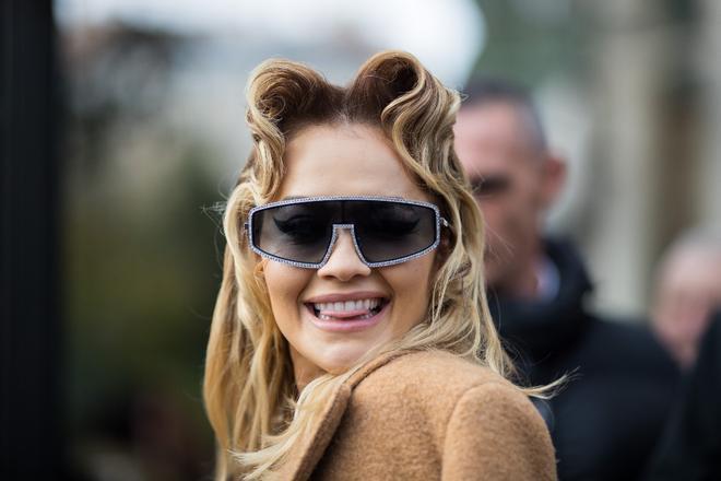 Rita Ora con las ondas protagonistas del desfile de Miu Miu