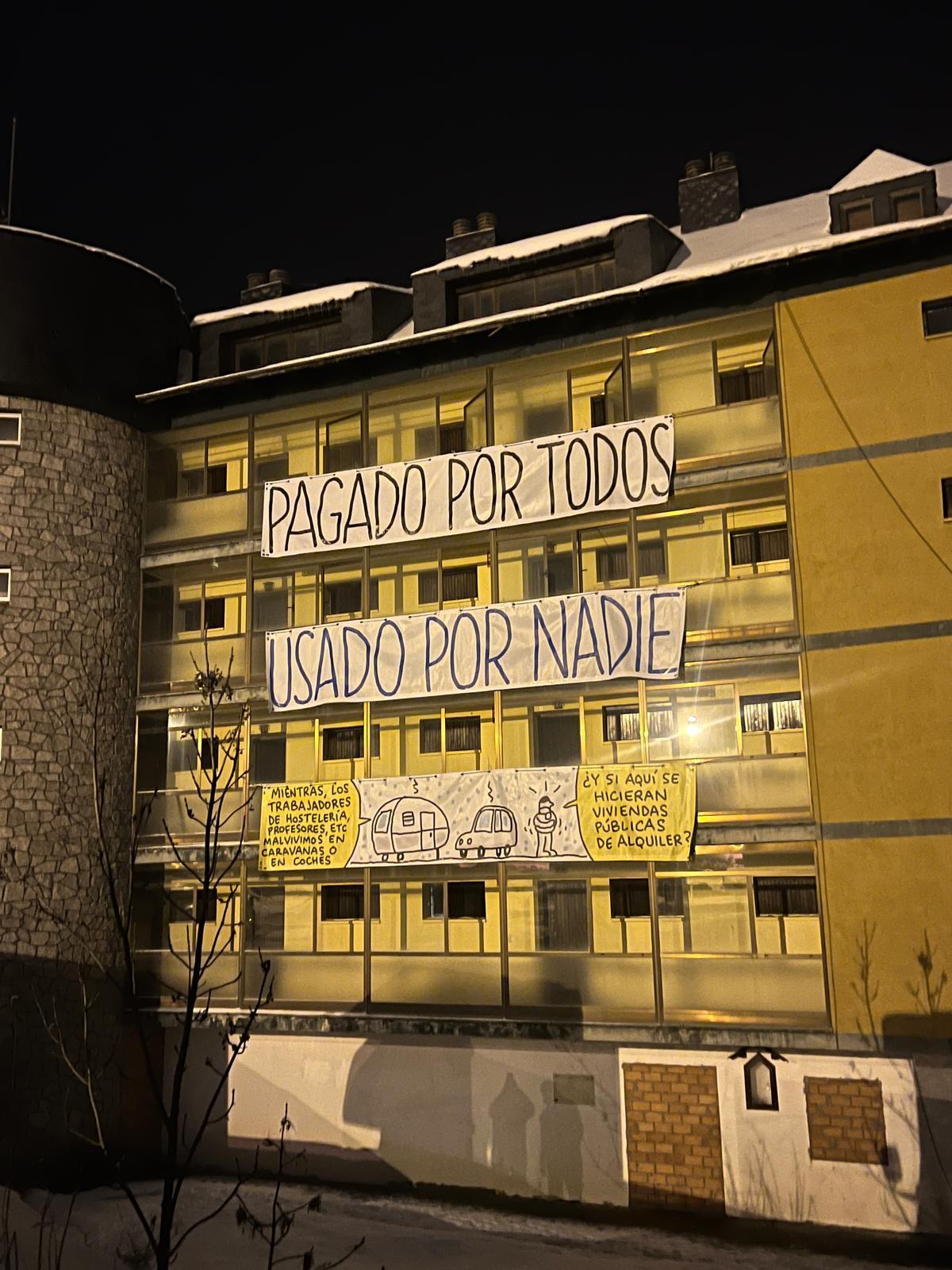 Detalle de la pancarta para reivindicar más pisos sociales en el Vall d'Aran, en el viejo cuartel de Baqueira..
