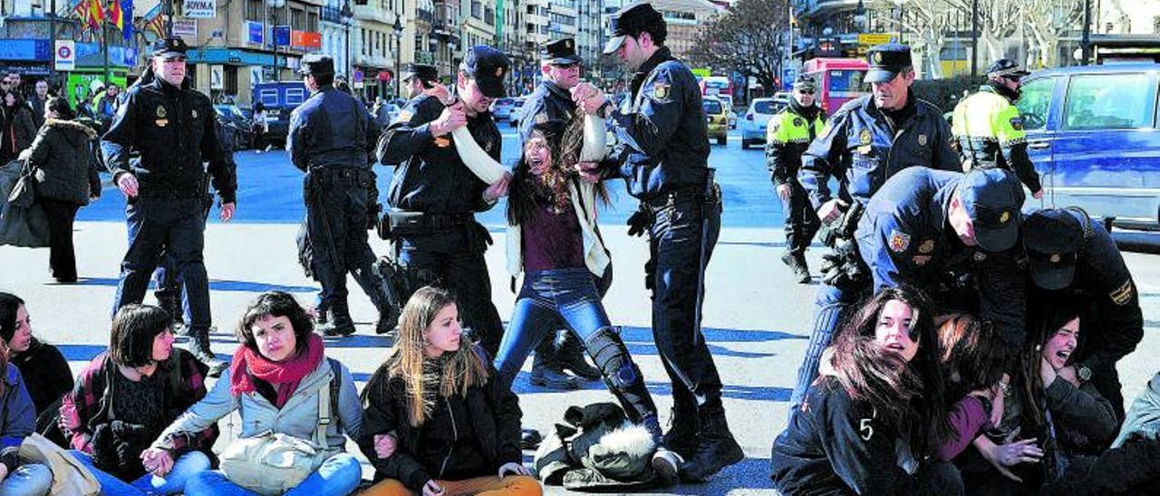 El  15 de febrero la policía detiene a un 
estudiante del IES Lluís Vives tras cortar
la calle Xàtiva, algo que ya habían hecho 
los dos días previos. AZCÁRRAGA | GERMÁN CABALLERO