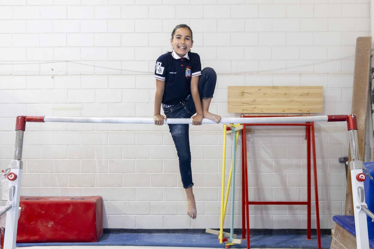 La Bellea del Foc infantil y sus damas de honor se atreven con la gimnasia deportiva
