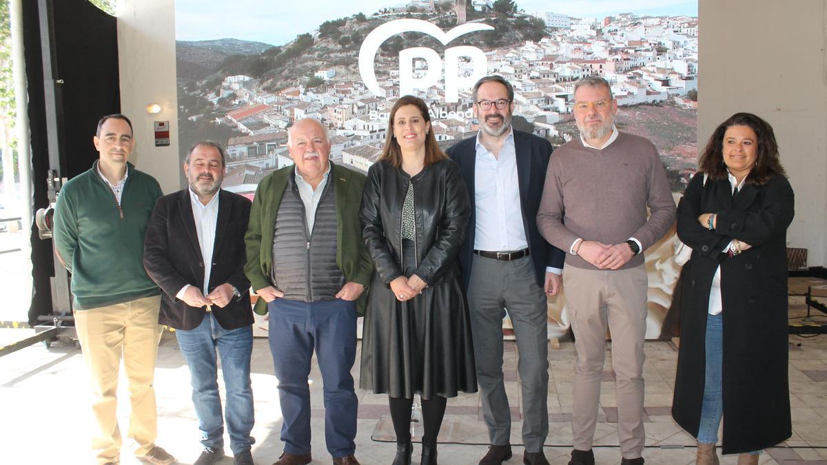 Jesús Aguirre y Adolfo Molina acompañan a Cristina Piernagorda en la presentación de su candidatura en Baena.