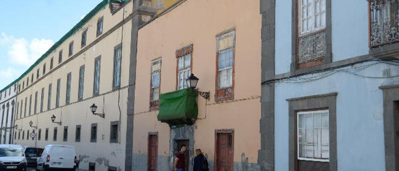 Vista de la calle Ramón y Cajal, en Vegueta, la vivienda que se convertirá en Casa Emblemática es colindante con el antiguo hospital de San Martín.