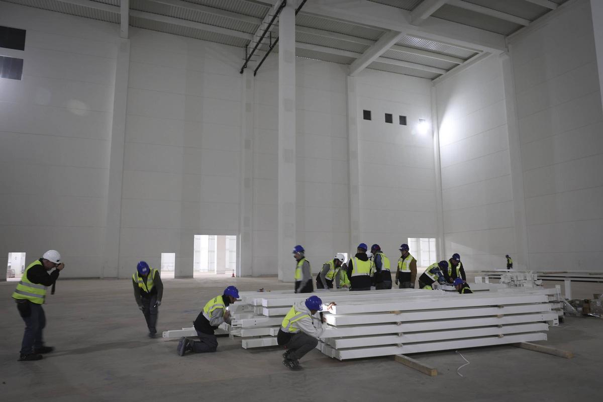 Los ingenieros surcoreanos examinan material de la sala blanca, ayer por la mañana en la gigafactoría.