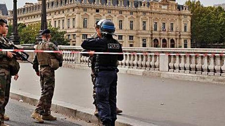 Soldats i policies vigilen l&#039;exterior de l&#039;edifici on hi va haver l&#039;atac