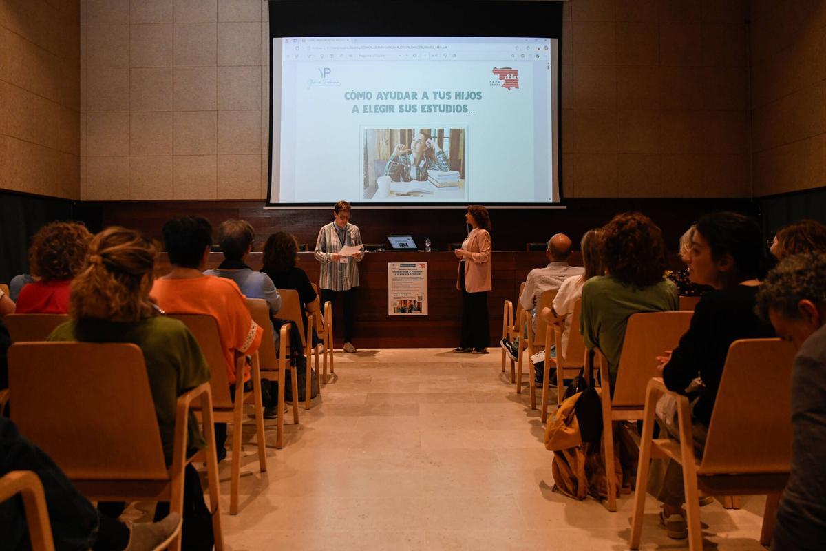 Conferencia de Yolanda Palomino, orientadora.