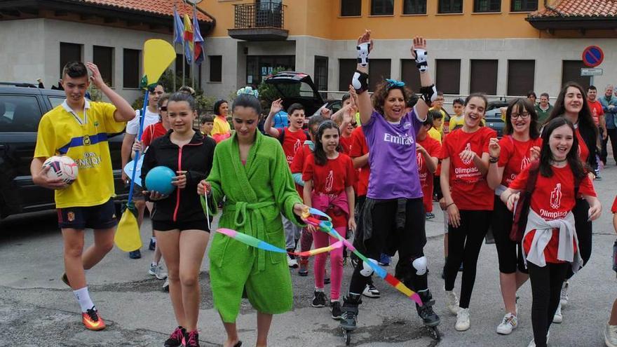 El grupo de Bimenes, con animadores a la salida del desfile en Martimporra.