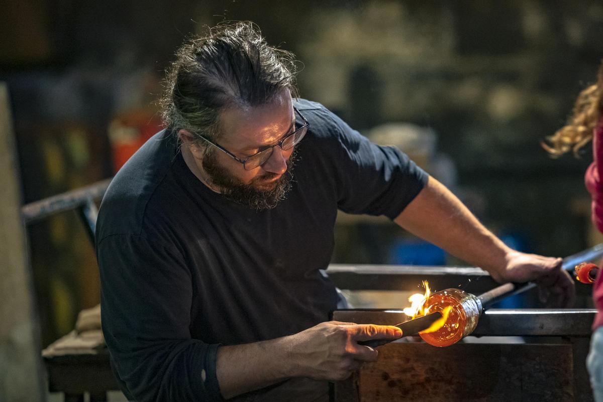 Un artesano preparando el material para hacer vidrio