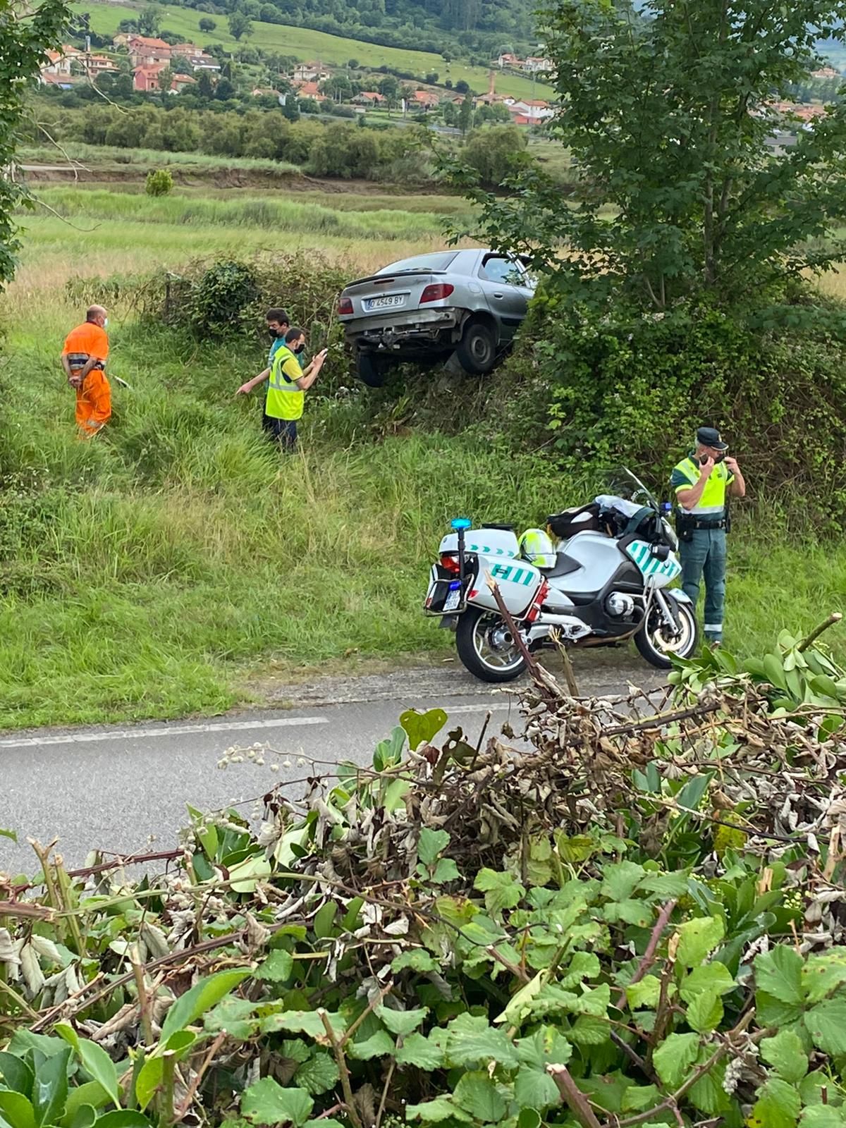 Aparatoso accidente en Villaviciosa: un coche "vuela" sobre un talud de dos metros