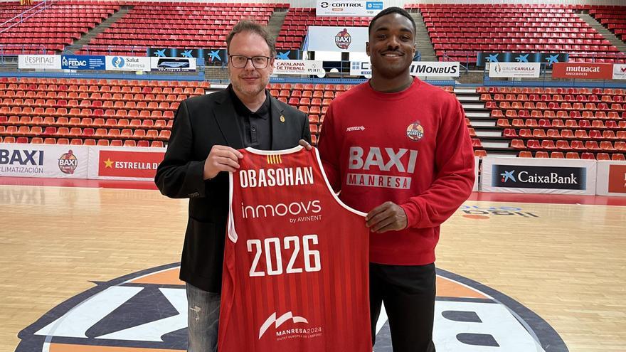 El president, Josep Maria Herms, i Retin Obasohan amb la camiseta de renovació