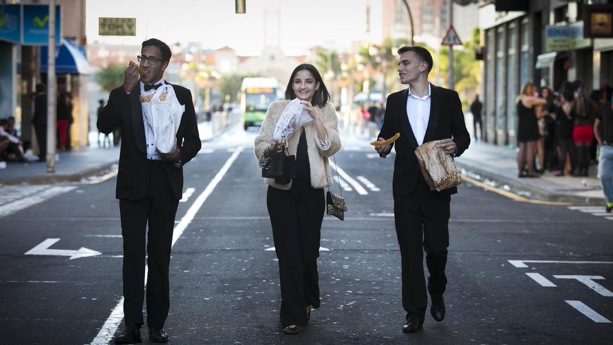 Tres ciudadanos regresan de una fiesta de Fin de Año en Santa Cruz.