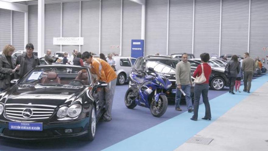 Visitantes en la Feria del Vehículo de Ocasión, ayer en las instalaciones de Ifeza