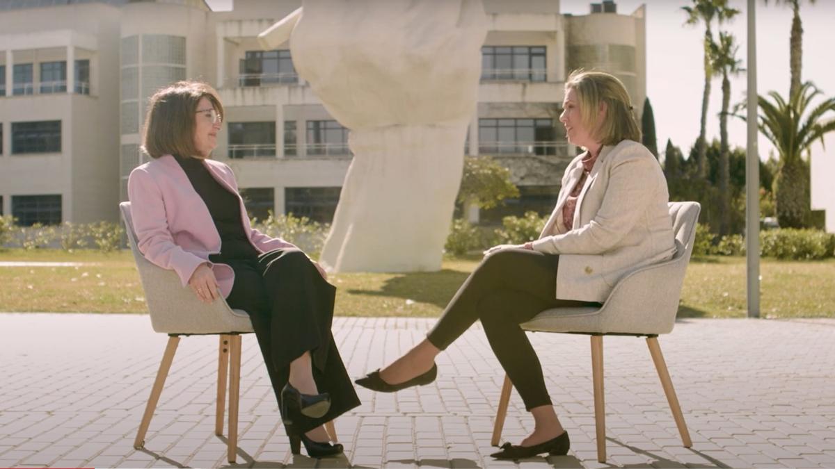 Los jardines de la Universidad de Alicante han sido el escenario escogido para el quinto de los “Encuentros a Medida” entre la doctora Vanesa Escudero, Jefa de Farmacoterapia Personalizada de la Plataforma de Oncología de Quirónsalud Torrevieja y  Amparo Navarro, rectora de la Universidad de Alicante