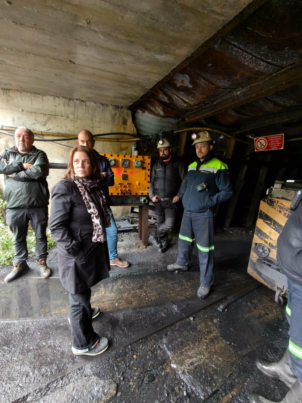 Adriana Lastra en la bocamina de Mina Miura, este miércoles, con los mineros encerrados.