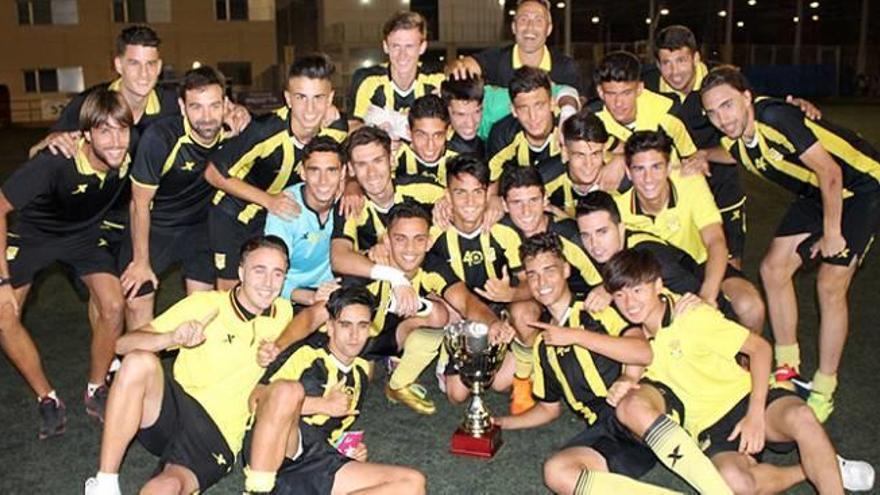 La plantilla del Juvenil A del Roda celebra el título logrado en la Copa Federación.