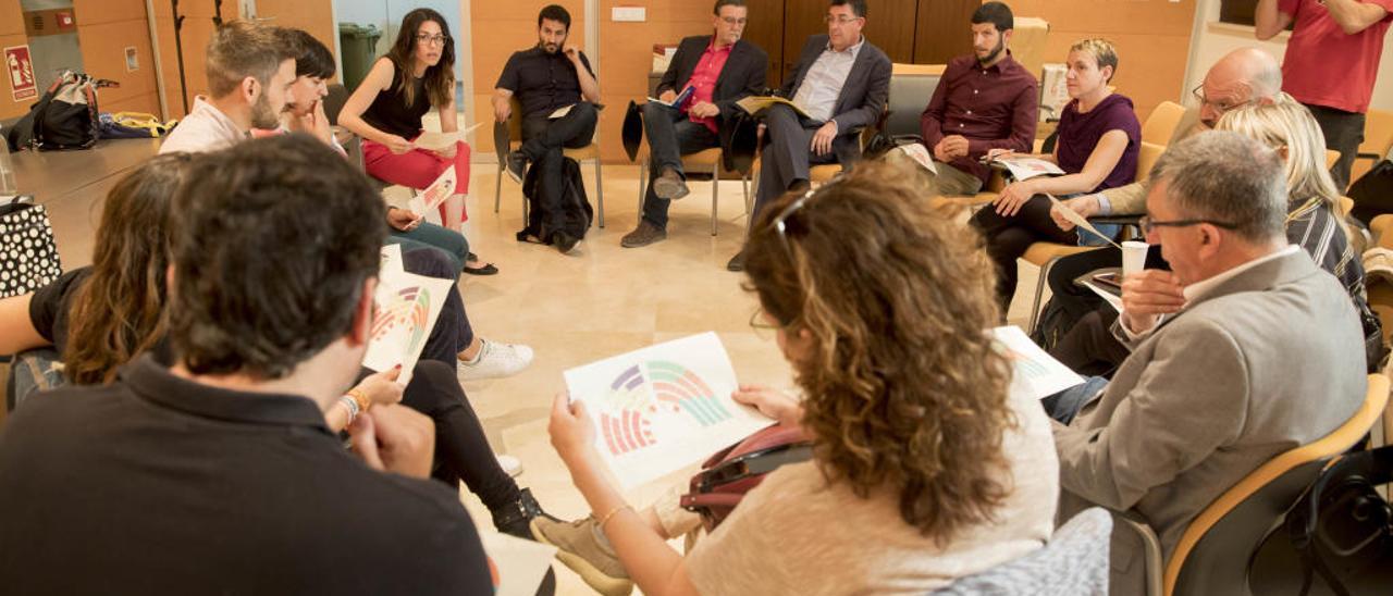 Ferri, Bachero, Mas, Marzà, Ponce, Morera, Esteve y Robles, ayer en el grupo de Compromís en las Corts.