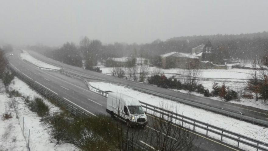 La nieve obliga a circular con precaución entre Palacios de Sanabria y Padornelo