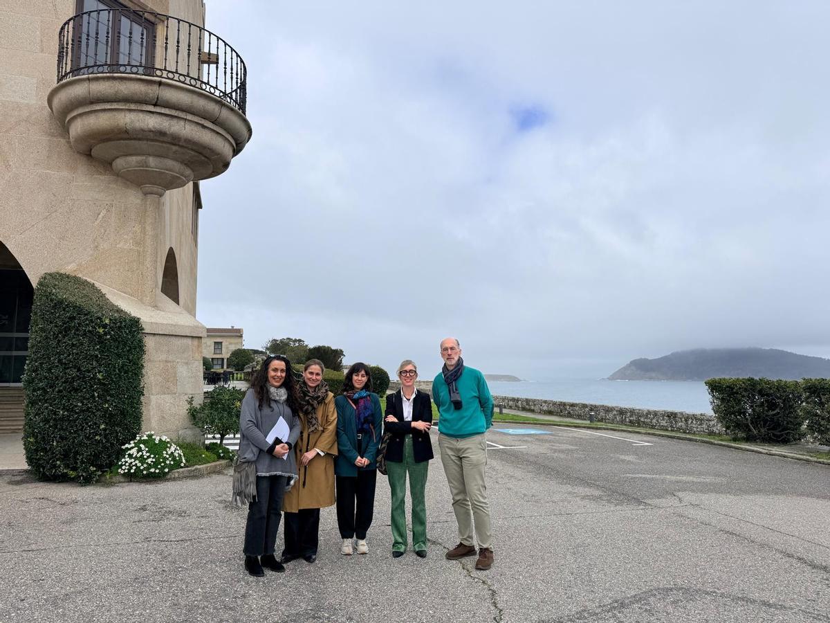 Almuiña, con representantes de la Spain Convention Bureau en Baiona.