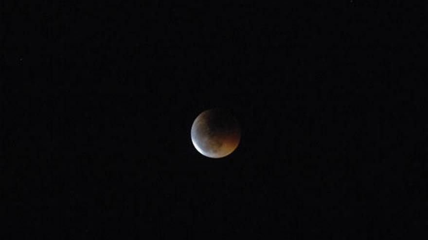 Imagen del eclipse lunar, ayer, desde la playa del Burrero, en Gran Canaria. i QUESADA