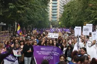 La multitudinaria marcha feminista en Alicante por el 8M, en imágenes