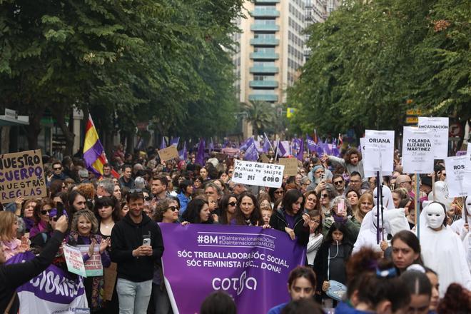 La multitudinaria marcha feminista en Alicante por el 8M, en imágenes