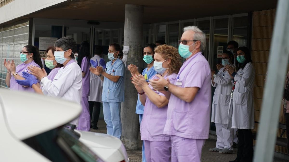 Trabajadores de Osakidetza (servicio vasco de salud)  del Hospital de Galdakao, en Vizcaya, aplauden en homenaje a la enfermera fallecida por covid-19, el pasado 20 de marzo.