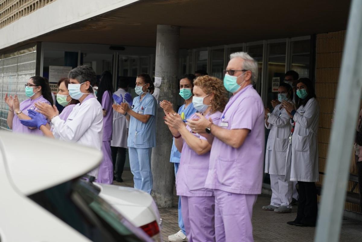 Trabajadores de Osakidetza (servicio vasco de salud)  del Hospital de Galdakao aplauden en recuerdo a la enfermera de 52 aÃ±os fallecida por Covid-19 donde desarrollaba su labor profesional en la sexta planta. El aplauso, acompaÃ±ado tambiÃ©n de 5 minutos de silencio, ha sido convocado por los sindicatos de SATSE, ELA, LAB, SME, CCOO, UGT, ESK, SAE y UTESE, en Vizcaya, PaÃ­s Vasco (EspaÃ±a), a 20 de marzo de 2020.