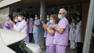 Trabajadores de Osakidetza (servicio vasco de salud)  del Hospital de Galdakao aplauden en recuerdo a la enfermera de 52 aÃ±os fallecida por Covid-19 donde desarrollaba su labor profesional en la sexta planta. El aplauso, acompaÃ±ado tambiÃ©n de 5 minutos de silencio, ha sido convocado por los sindicatos de SATSE, ELA, LAB, SME, CCOO, UGT, ESK, SAE y UTESE, en Vizcaya, PaÃ­s Vasco (EspaÃ±a), a 20 de marzo de 2020.