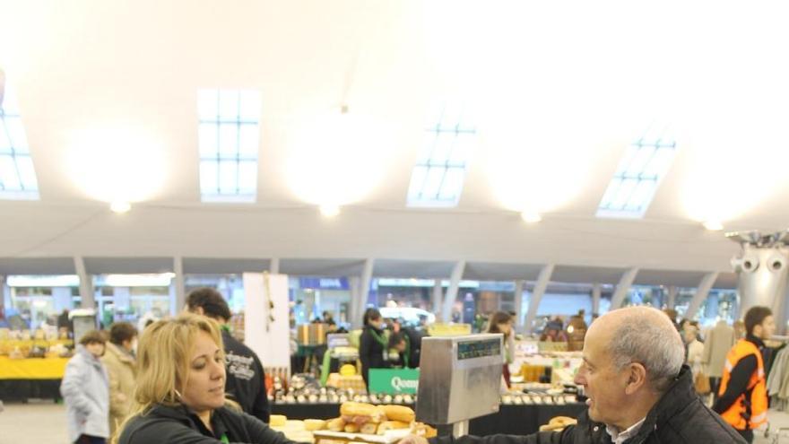 Un stand en el tradicional mercado de Pola de Siero