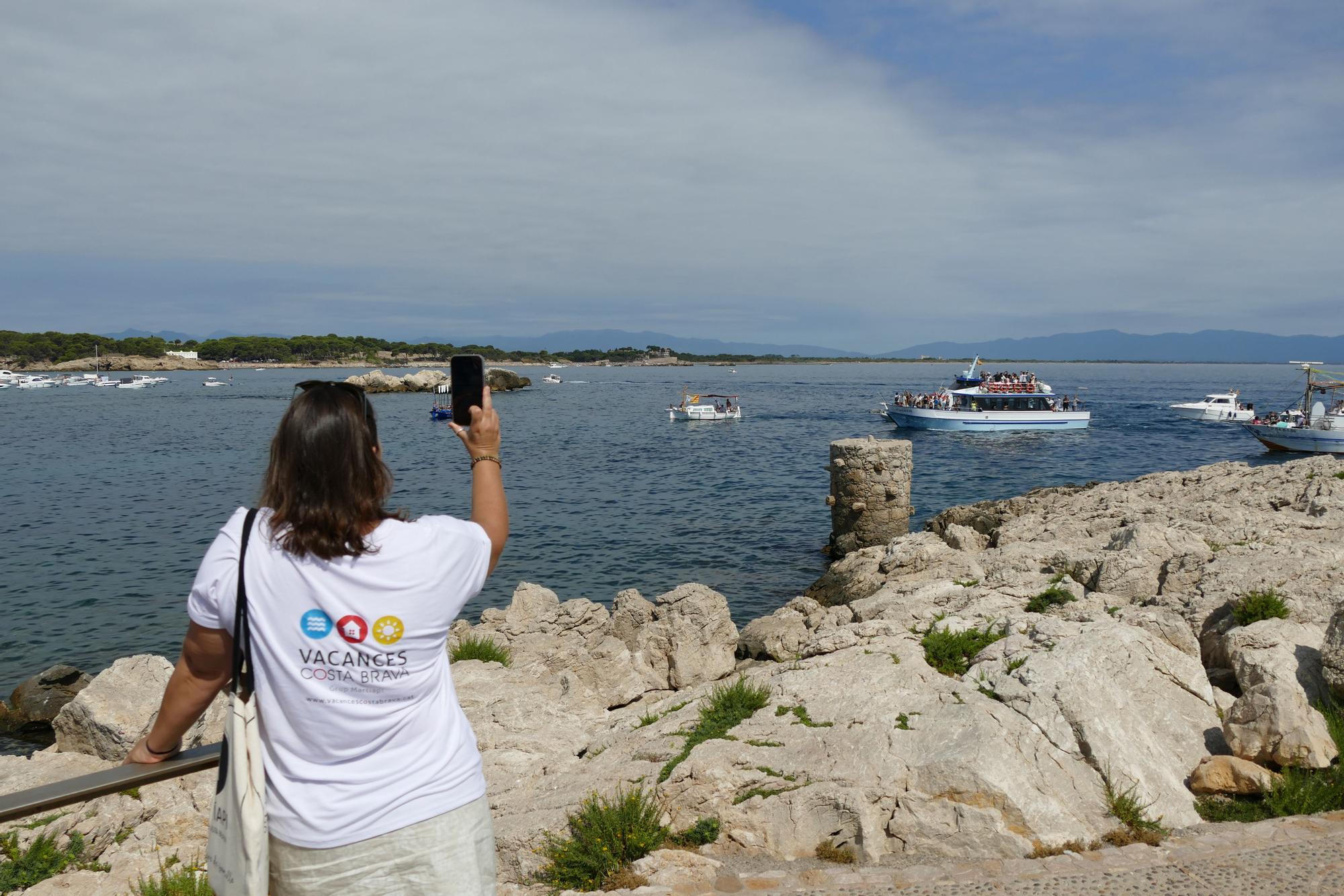 L'Escala rep de manera multitudinària a la Verge del Carme