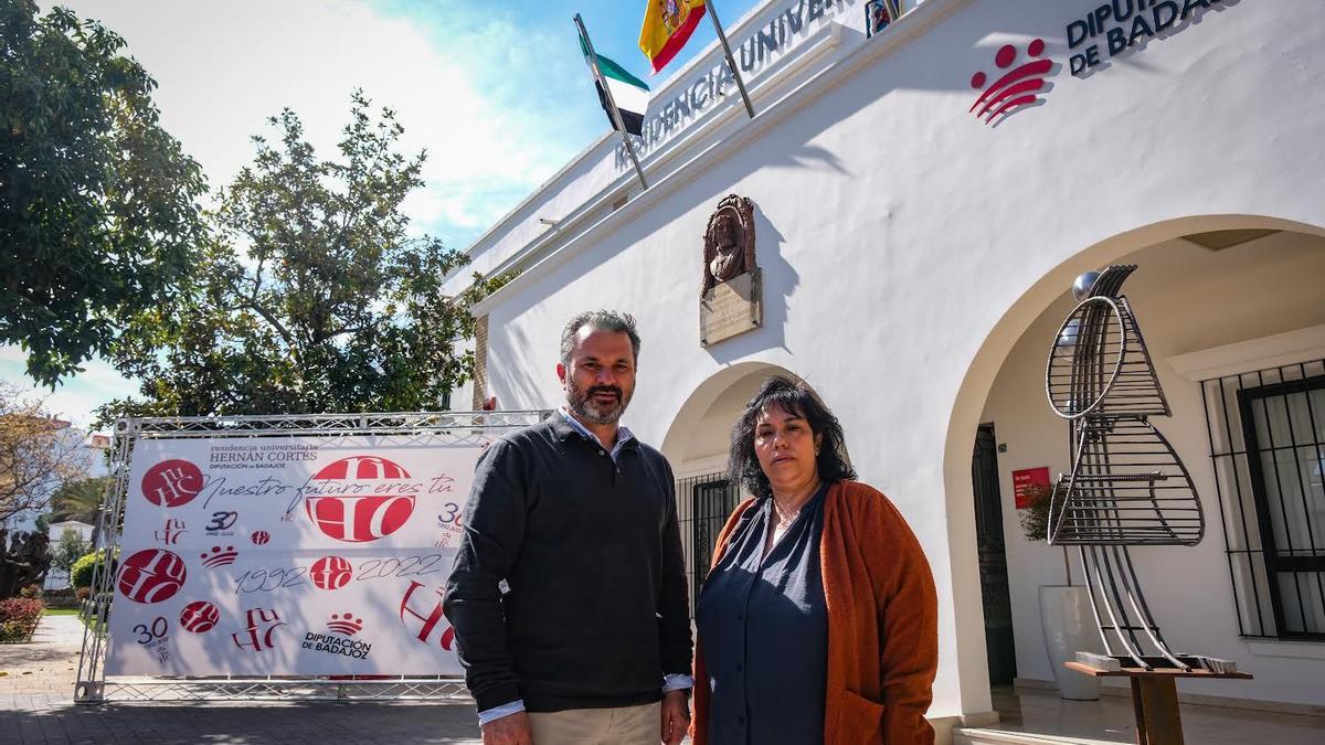 El director y la recepcionista de la residencia, junto a la escultura conmemorativa de Martónez Giraldo.