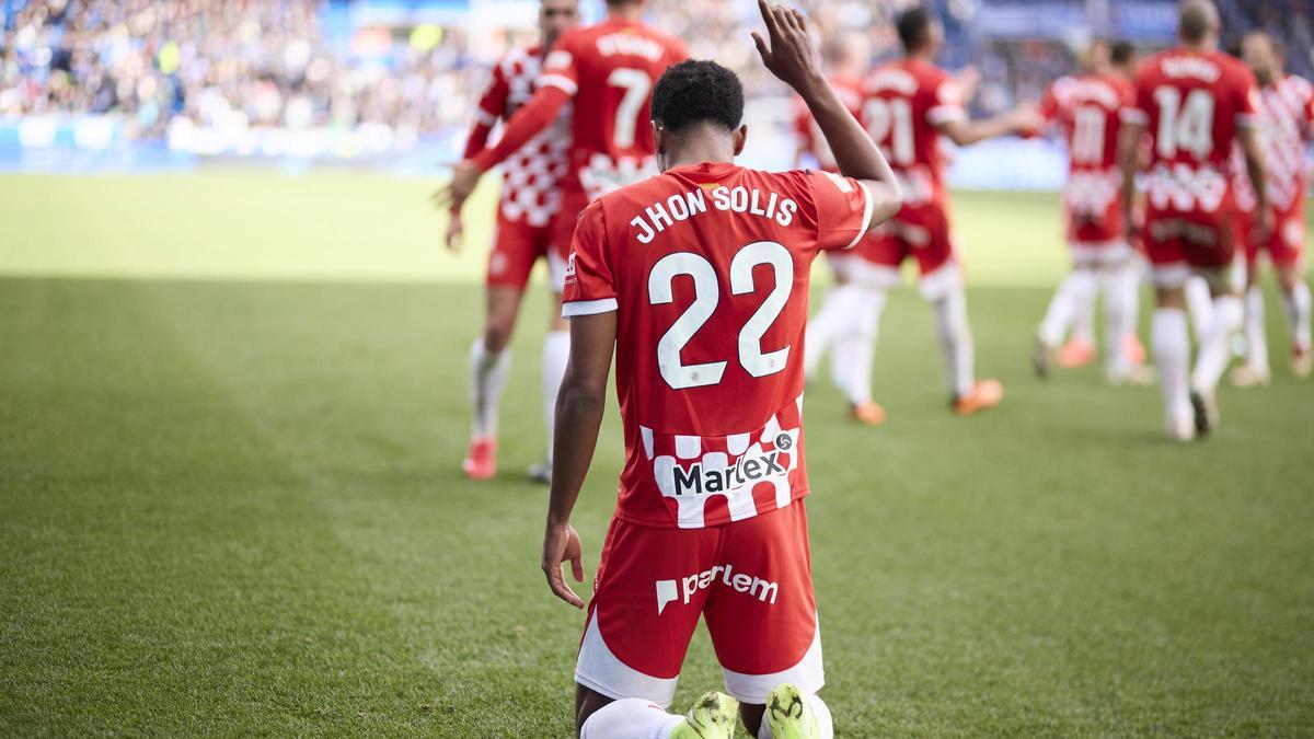 Jhon Solís celebra el gol en el tiempo añadido que le dio el triunfo al Girona sobre el Alavés en Mendizorroza.