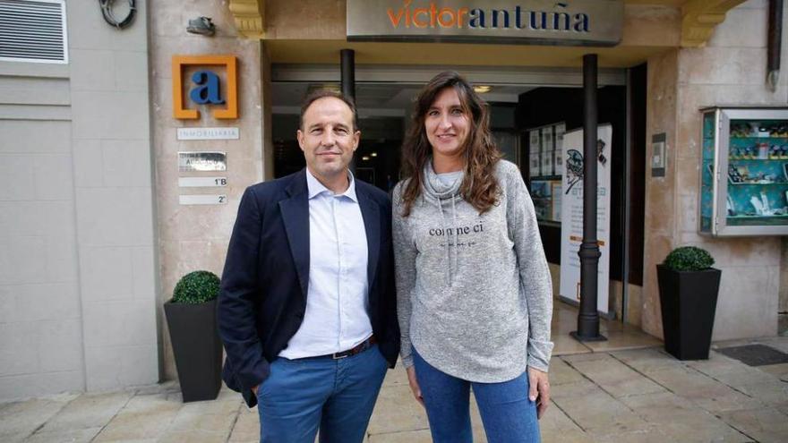 Víctor Antuña y la presidenta del ADBA, Marisol Beberide, en la presentación del patrocinio.