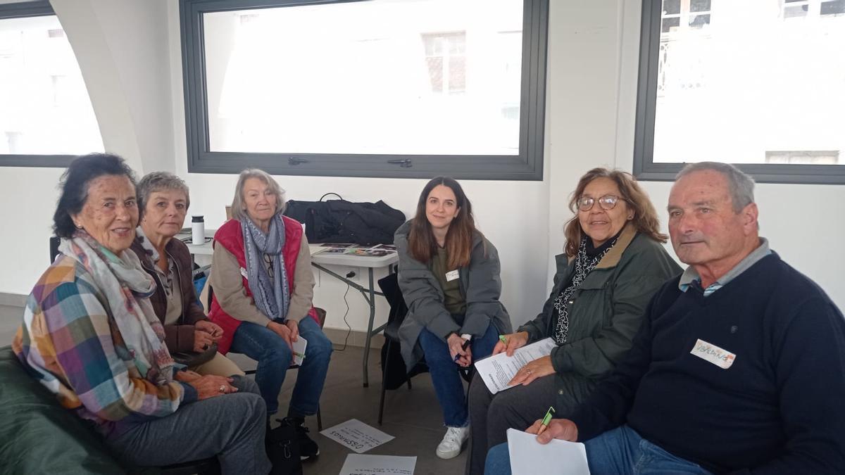 Participantes en la Mesa de Salud de Colunga